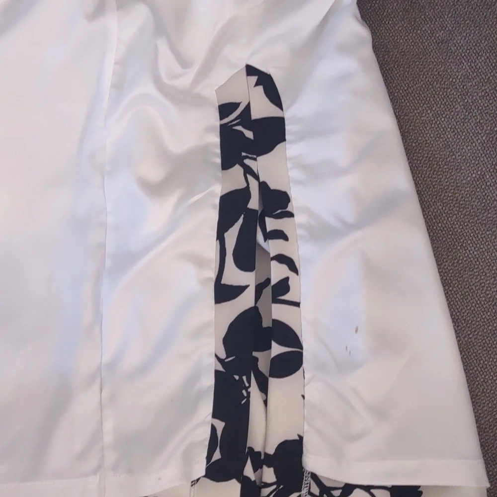 Bardot Black & White Floral Print Off the Shoulder Dress - Size 8 (M) - Picture 13 of 13